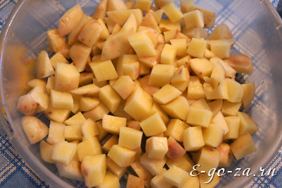 режу картофель кубиками