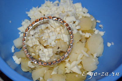 мелко режем белки, мясные продукты, картошку