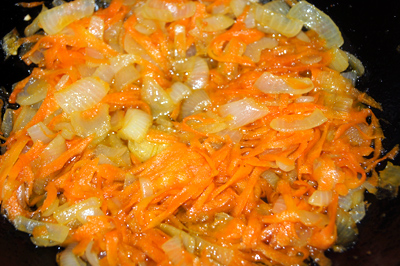 Пассеруем лук и морковь