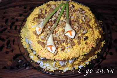 Слоёный салат с курицей и ананасом