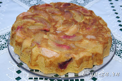 Шарлотка с яблоками и сливами