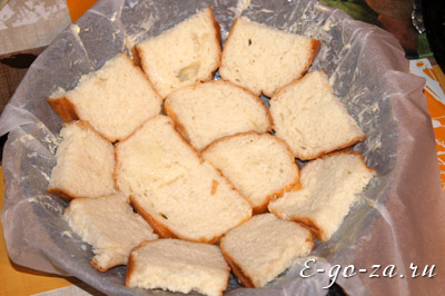 Распределяю кусочки по краям формы