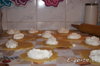 Каждый шарик раскатываю скалкой