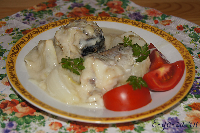 минтай в молочном соусе