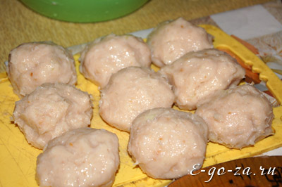 Делим фарш на порционные кусочки