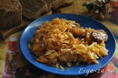 Тушеная капуста с копченой колбаской